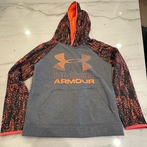 Under Armour youth medium boys sweatshirt in great condition.